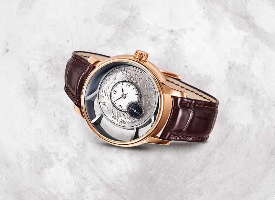 The Benu Lost in Space is a hybrid of the small calibre 102.0 with a diameter of merely 26mm and the 44.5mm case from the rose gold Benu Tourbillon. It is limited to 26 pieces, commemorating the passage of time since Moritz Grossmann’s birth in 1826.