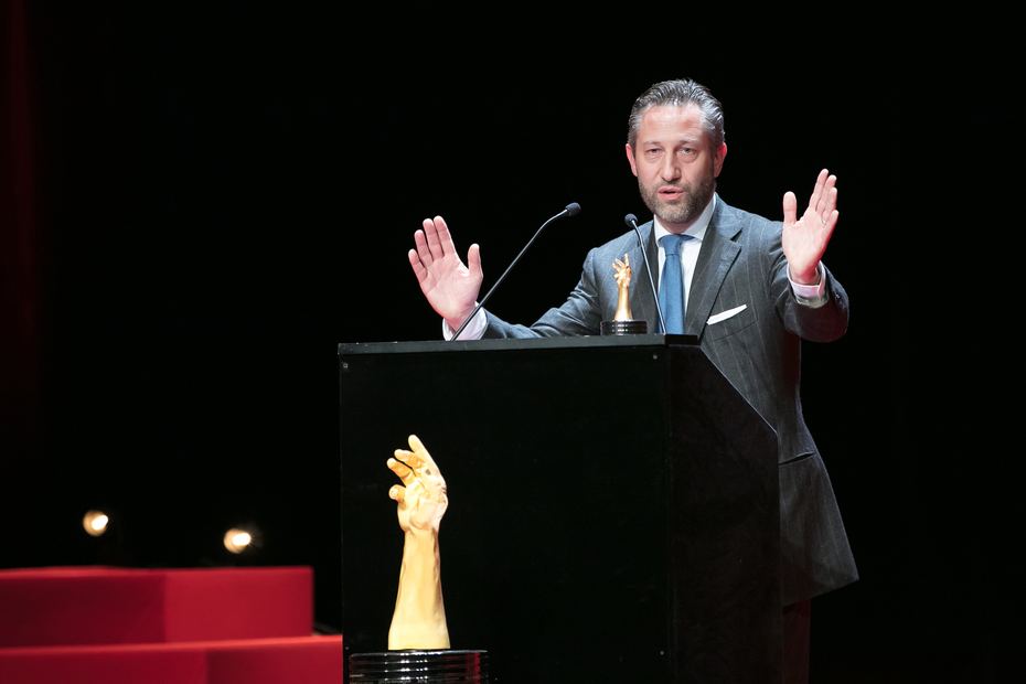 Aurel Bacs, President of the Jury of GPHG, at the 2017 event with the golden Aiguille d’Or trophy in front of him.