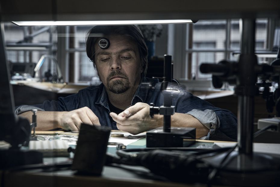 Stepan Sarpaneva’s second collaboration with luxury Swiss brand MB&F, MoonMachine 2, has produced the first “projected moonphase display” in a stunning interplay of sleek lunar aesthetics and high-end horological construction.